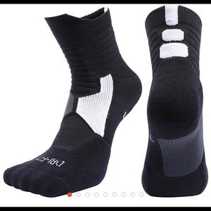 NEW PAIR DRI-FIT SPORT SOCKS BLACK WHITE SMALL S